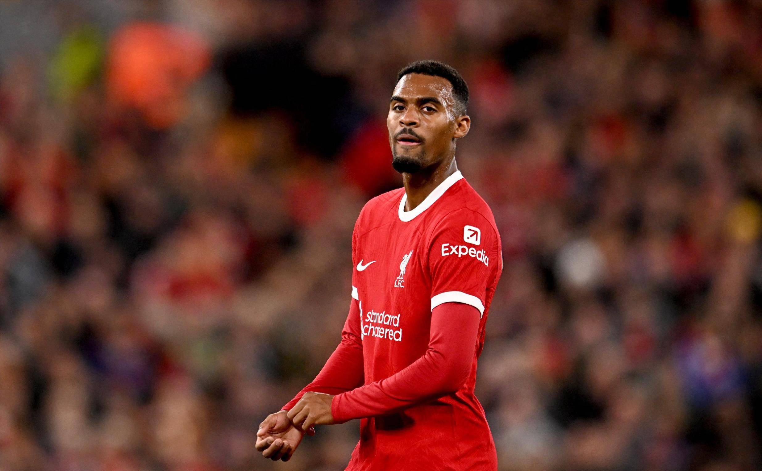 足坛年终大战淘汰赛实时赛况：梅西大幅落后姆总，C罗领先安东尼（年终足坛淘汰赛即时战报：梅西明显落后姆巴佩，C罗暂时领先安东尼）