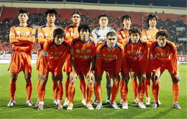 国乒拿下混团世界杯3连冠 采访时被吉祥物“乒乓”硬控 听说桌上的也能带走 全员直接all in 人手两个开心回家