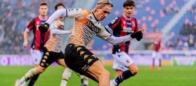 刘若钒庆祝海港队夺冠：人生第一个中超冠军🏆（刘若钒庆贺海港队加冕：职业生涯首个中超冠军🏆）