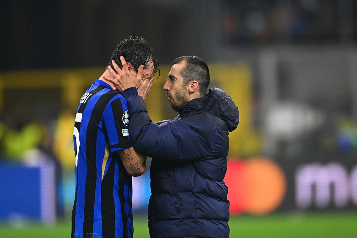 西裁判专家评皇马未获得点球：有接触，但维尼修斯自己摔倒了（西班牙裁判专家评皇马无点球：虽有接触，维尼修斯系自摔）