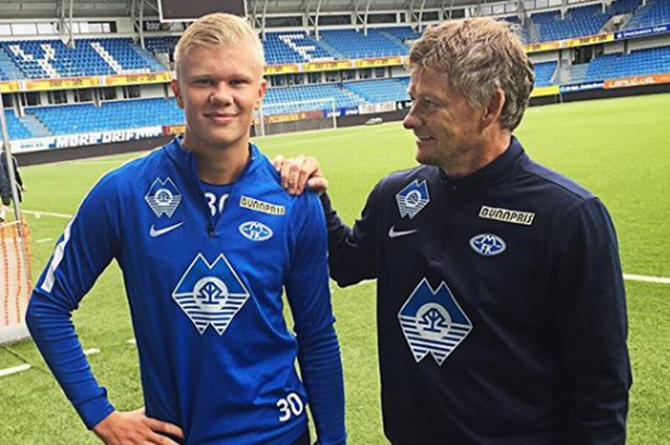 上任后首次露面，国足新帅邵佳一现场观战中国U22vs越南U22