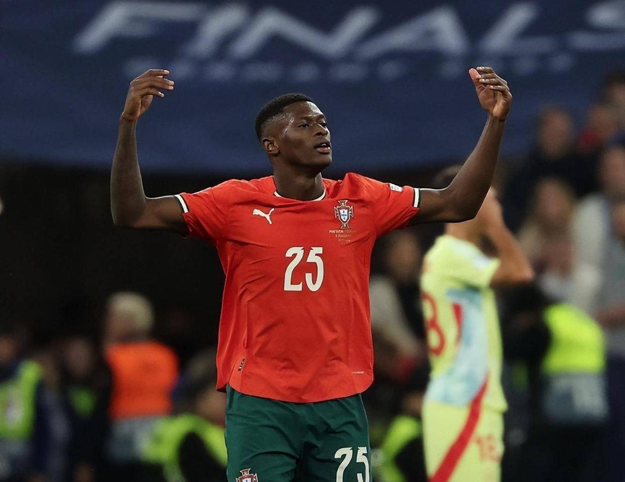 英超焦点战：纽卡斯尔联VS伯恩利——攻防博弈下的胜负天平与比分推演（英超重磅对决：纽卡斯尔联对阵伯恩利——攻守对抗中的胜负倾向与比分预测）