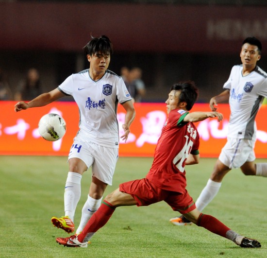 利物浦主帅斯洛特做出惊人决定：萨拉赫罕见坐上替补席