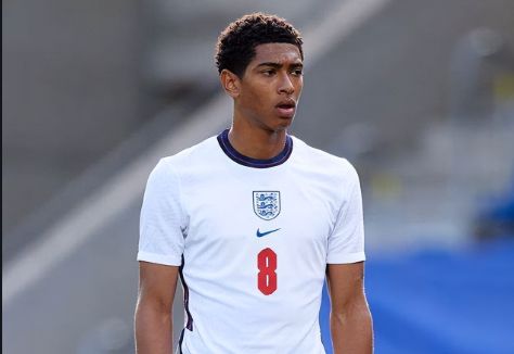 16岁344天，基亚拉是拜仁队史德甲第二年轻的出场球（16岁344天，基亚拉成为拜仁德甲队史第二年轻出场球员）