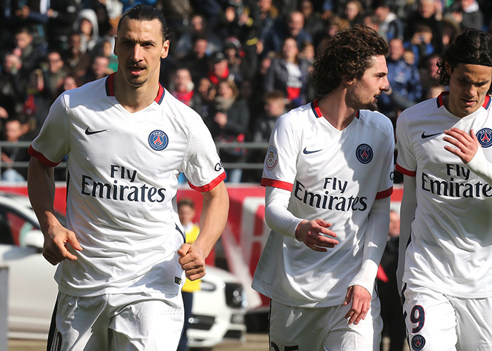 安娜-德-阿玛斯现身F1阿布扎比站挥旗