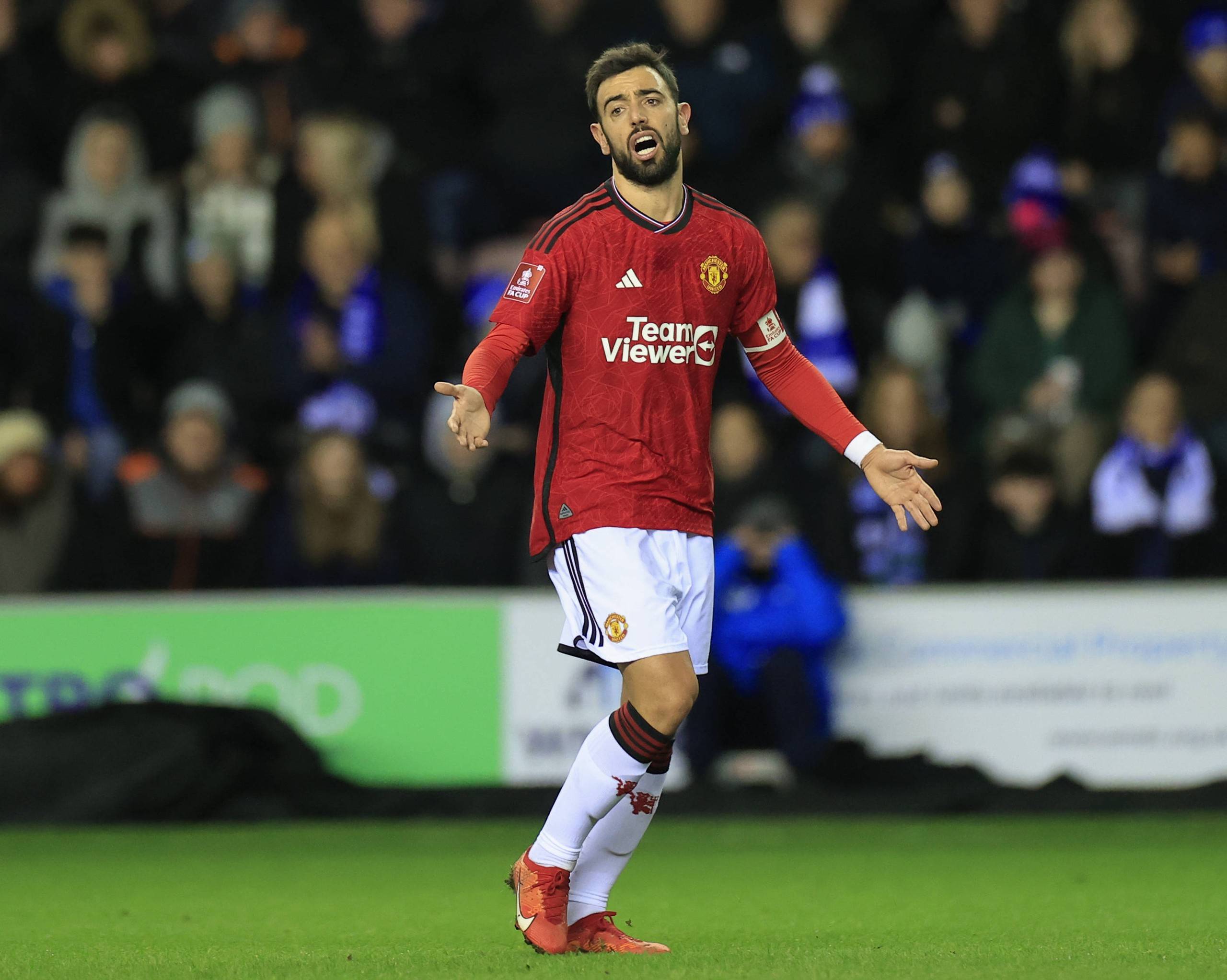 电讯报：穆阿尼佩戴定制面具参加训练，出战阿森纳成疑（电讯报：穆阿尼戴特制面罩参加训练，能否出战阿森纳成疑）