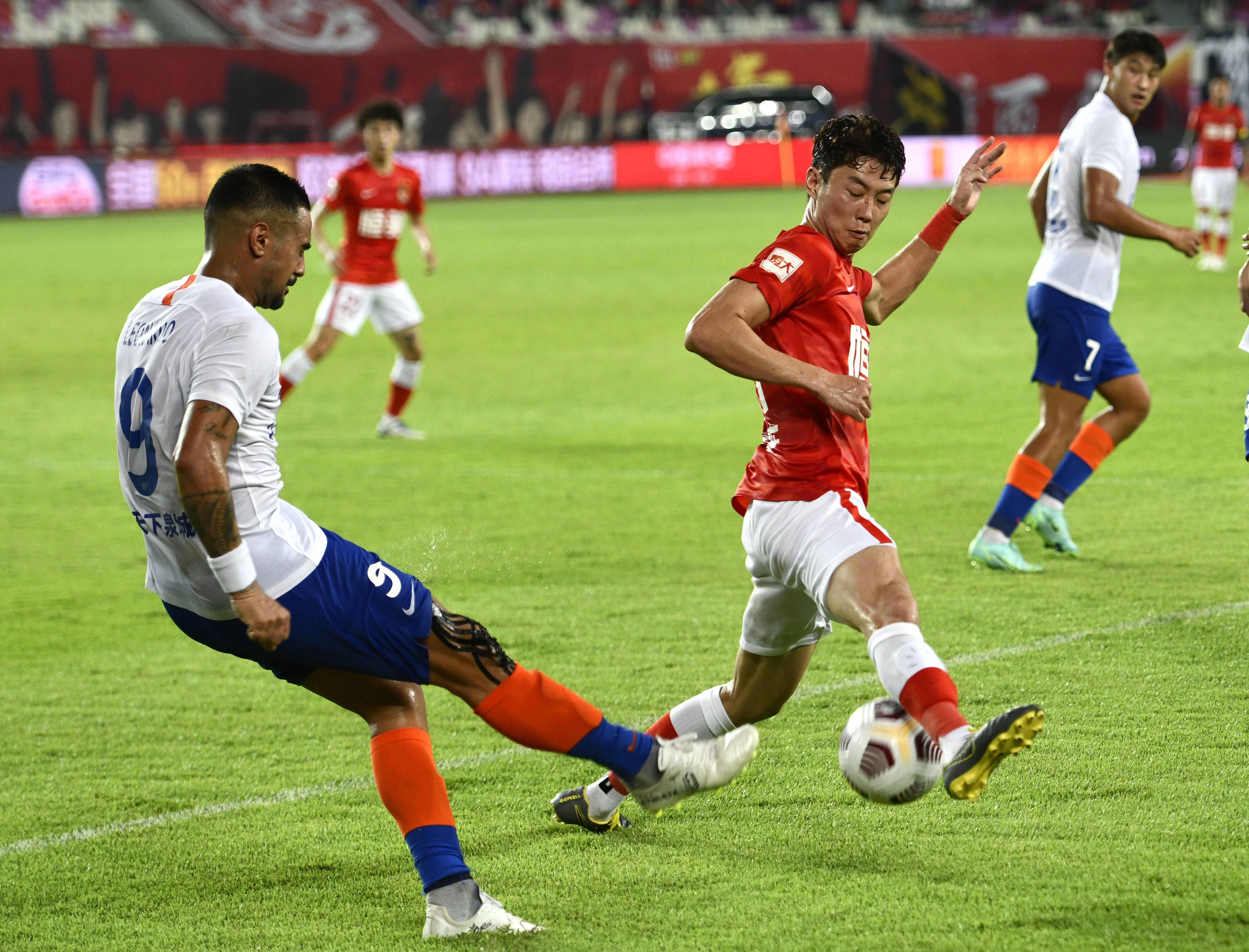 球队取胜后送亚泰降级，海牛球迷在退场时高喊“亚泰降级啦”